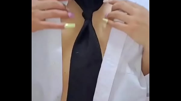 sexo con pepinos. ardiente colombiana se mete un pepino en la vagina con mucho placer. la coneja rabitquicky official esta sedienta de verga y decide meterse un pepino hasta venirse muchas veces