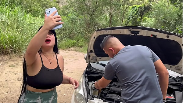 Le pido ayuda a desconocido por mi auto averiado pero termino con su leche en mi boca