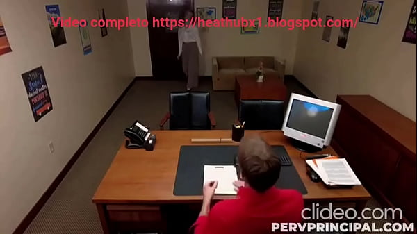 Extorsionada por el profesor de su hijastra para que no la expulsen de la escuela (Sub español) video completo enlace parte superior